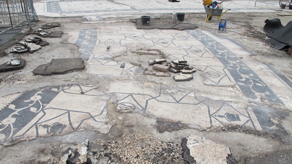 Nach der Freilegung: Blick auf das historische Mosaik auf dem Sockel des früheren Nationaldenkmals. Im Jahr 2015 wurde das Kunstwerk abgebaut und in einem Depot außerhalb Berlins eingelagert.