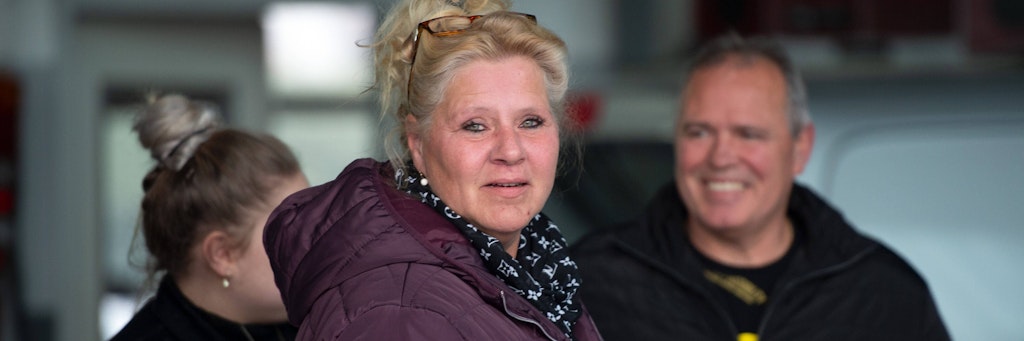 TV-Mutter Silvia Wollny, im Hintergrund steht ihr Verlobter Harald