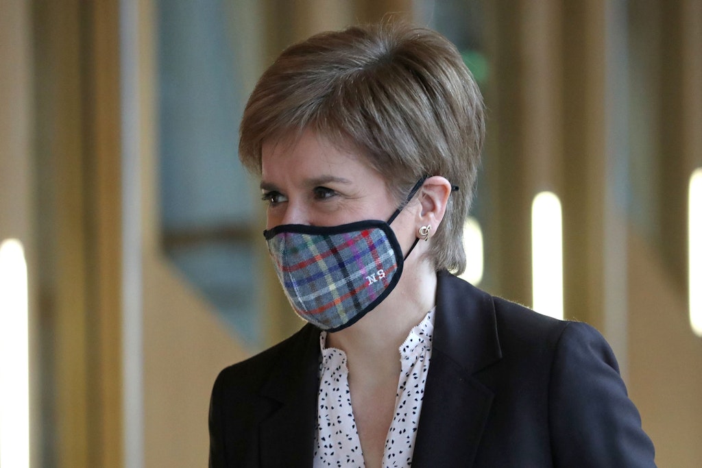 „First Minister“ Nicola Sturgeon trägt Schottland sogar vor dem Mund - eine karierte Maske. 