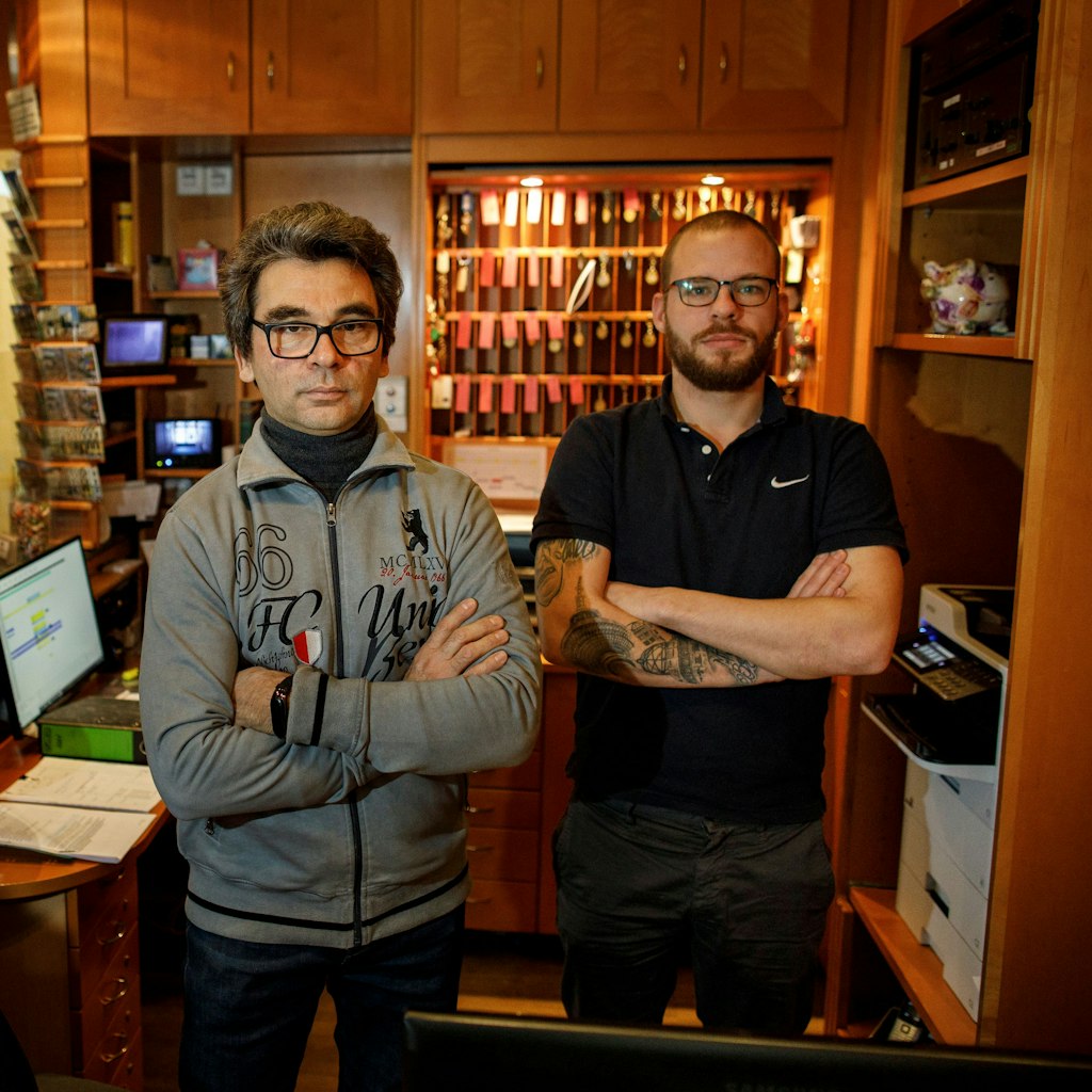 Uwe Hauptmann (l.) und sein Sohn Max an der Rezeption ihres Hotels.<br><br>
