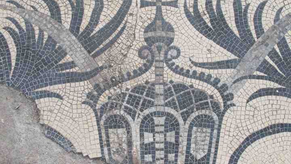 Mit Krone: Detail aus dem Bodenmosaik, das einst den Sockel des früheren Kaiser-Wilhelm-Nationaldenkmals zierte.