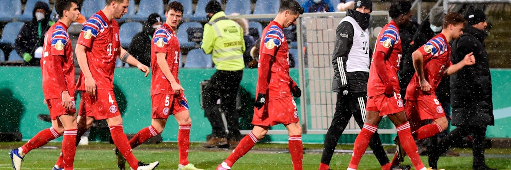 Nur noch weg: Der FC Bayern München scheidet völlig überraschend bei Holstein Kiel im DFB-Pokal aus.