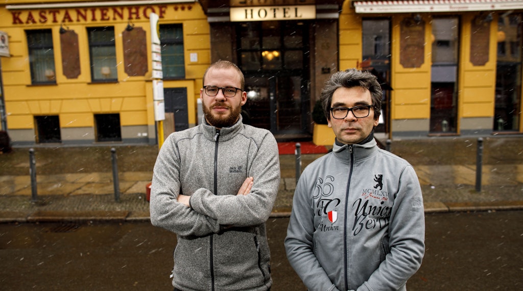 Seit der Wende betreibt die Familie Hauptmann das Hotel Kastanienhof in Prenzlauer Berg. Max (l.) und Uwe Hauptmann sind fest entschlossen, die Krise zu überstehen. <br><br>