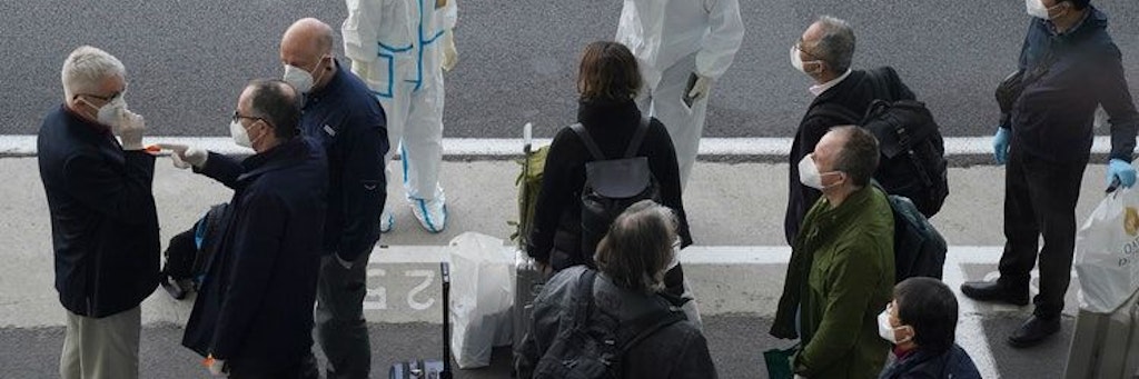 Die WHO-Experten treffen am Flughafen von Wuhan ein.