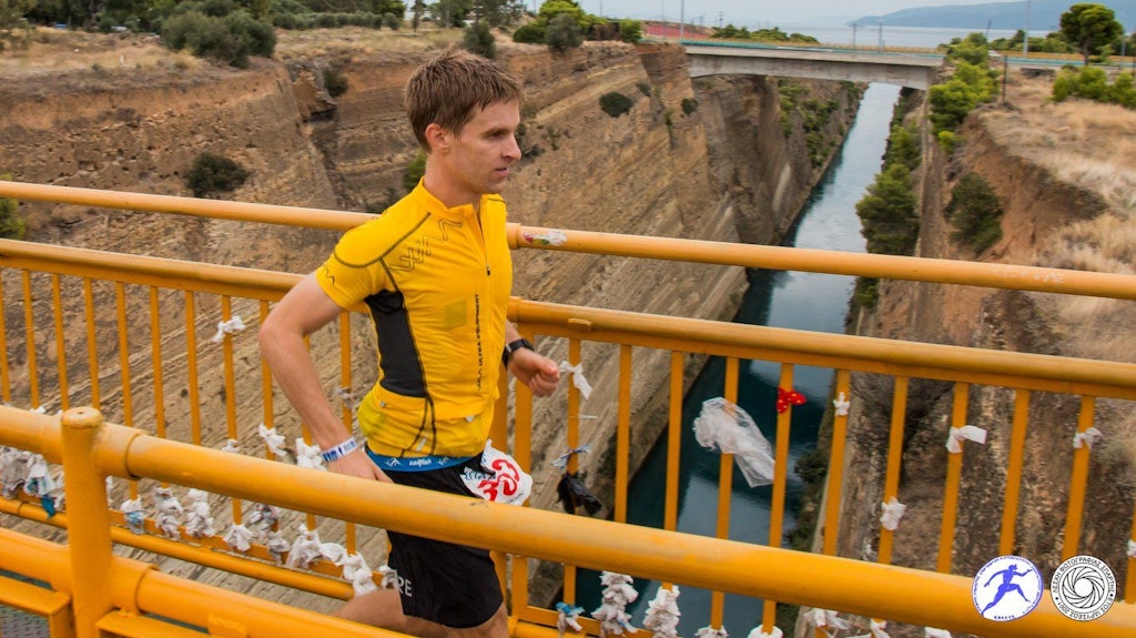 Beim Spartathlon in Griechenland lief Fabian Benz im Jahr 2018 satte 246 Kilometer, hier überquert er eine Brücke bei Korinth.
