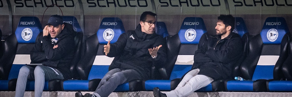 Herthas Manager Michael Preetz (2. v. r.) ärgerte sich in Bielefeld über die bereits siebte Saisonniederlage. 