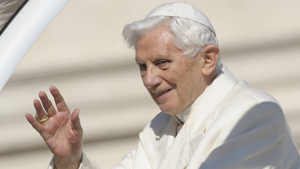 Auch der zurückgetretene Papst Benedikt (93) bekam die Impfung. 