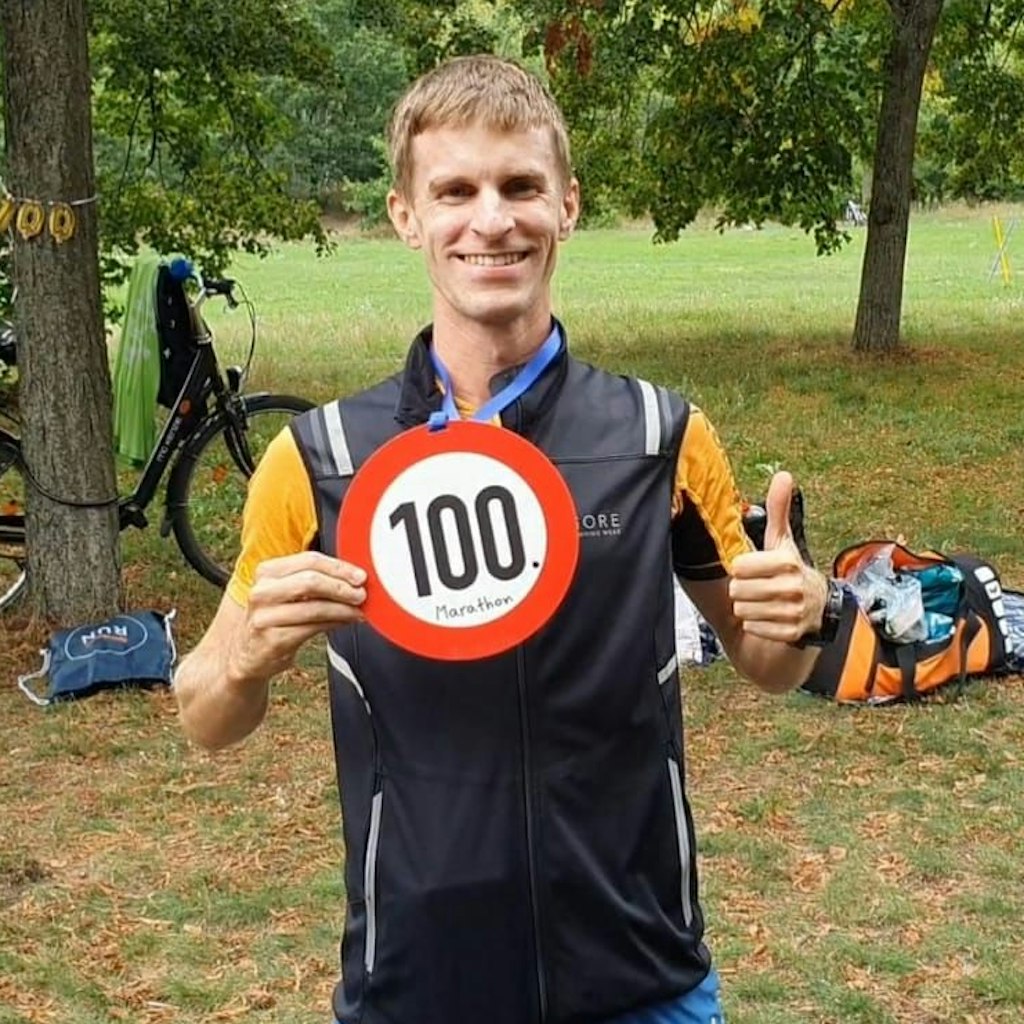 Erst im vergangenen Jahr bewältigte Benz seinen 100. Marathon, feierte den Erfolg mit seinen Sportfreunden und genug Abstand.