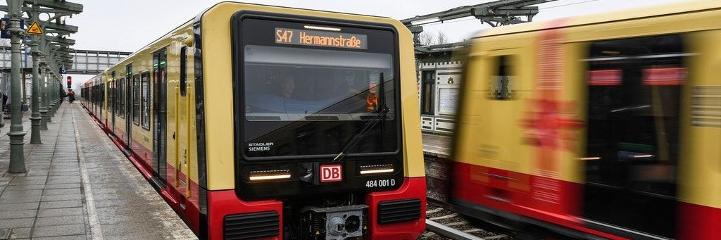 Im Berliner Südosten unterwegs. Zwei neue S-Bahnen im Bahnhof Schöneweide.