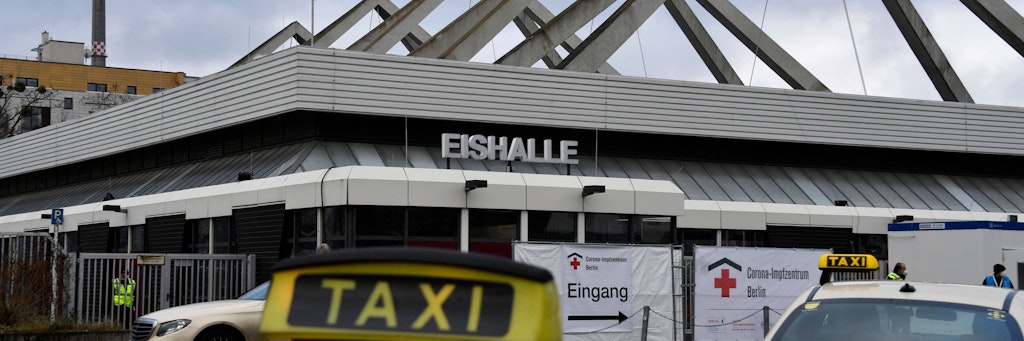 Am Donnerstag wurde mit dem Erika-Heß-Eisstadion das zweite Corona-Impfzentrum Berlins in Betrieb genommen. Vorerst sollen aufgrund der begrenzten Menge des zur Verfügung stehenden Impfstoffes rund 120 Impfungen pro Tag durchgeführt werden. 