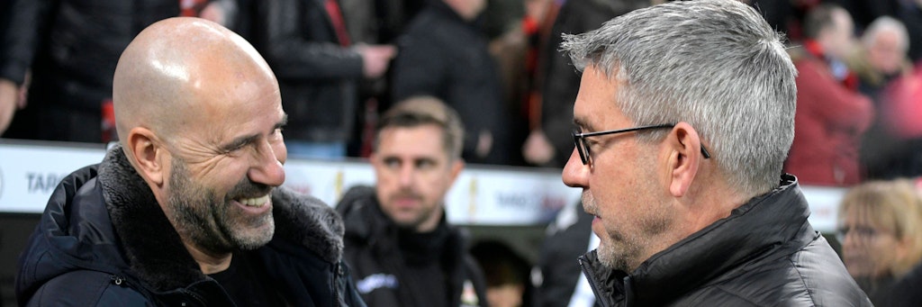 Leverkusens Trainer Peter Bosz im Gespräch mit Unions Chefcoach Urs Fischer. Mal schauen, wer heute Abend mit besserer Laune nach der Partie nach Hause fährt. 