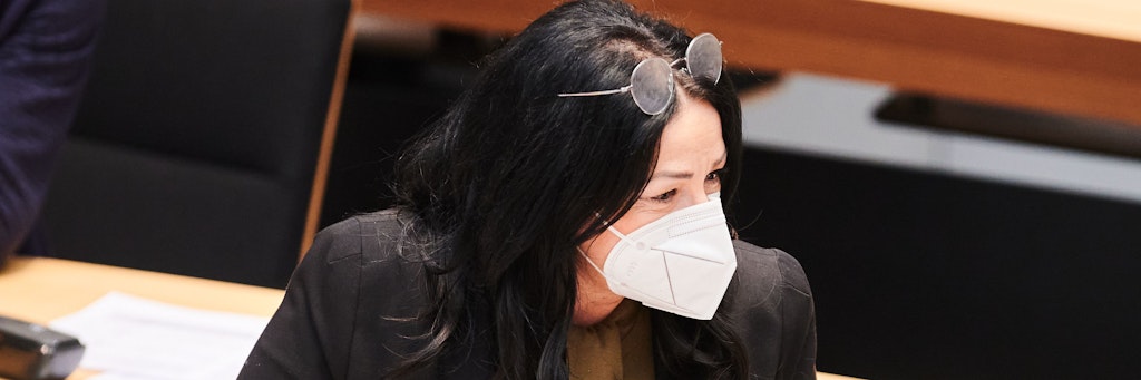  Dilek Kalayci (SPD), Senatorin für Gesundheit, kommt mit FFP2-Maske zur Plenarsitzung ins Berliner Abgeordnetenhaus. 