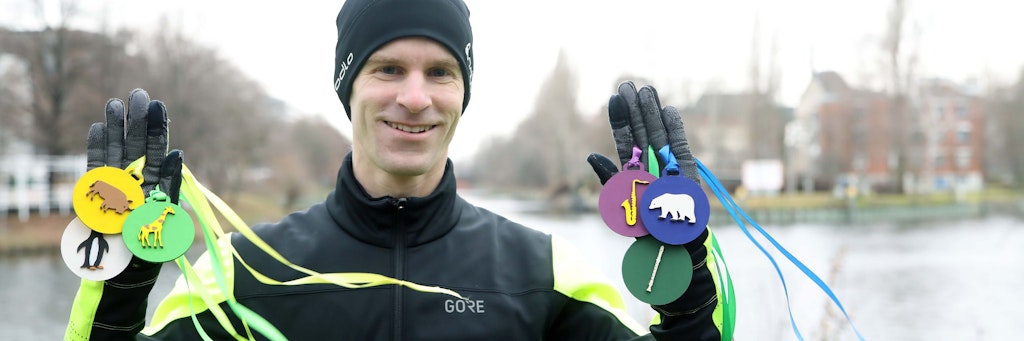 Fabian Benz (32) läuft für sein Leben gern Marathon. Für die Freunde in seiner Laufgruppe bastelt er sogar eigene Medaillen.
