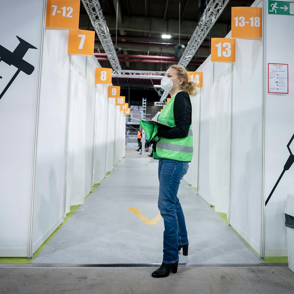 Eine Helferin steht inmitten der Impfkabinen im neuen Impfzentrum. DLRG und ASB betreiben das Zentrum. 
