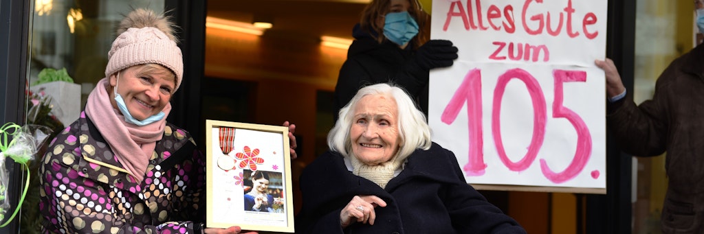 Christine Stüber-Errath überreicht Hilde Lehmann die WM-Medaille. Um ihrer Freundin zum 105. ohne Gefahr gratulieren zu können, hatte der DDR-Eiskunstlauf-Star vorab einen Corona-Schnelltest gemacht. <br><br>