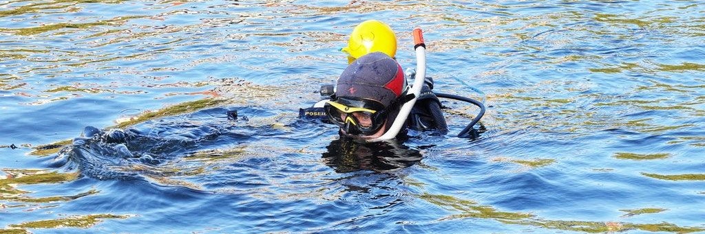 Ein Taucher sucht das Wasser ab (Symbolbild).