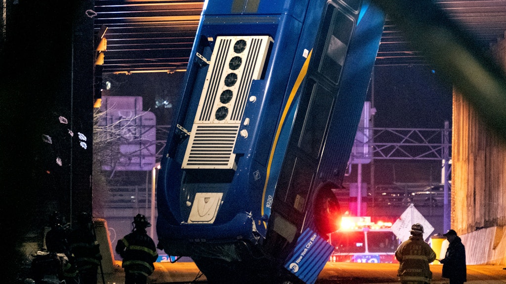  Der Bus prallte auf die Windschutzscheibe. 