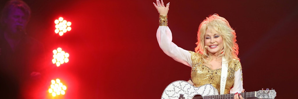 Dolly Parton feiert jetzt ihren 75. Geburtstag und wirkt dabei kein bisschen müde.