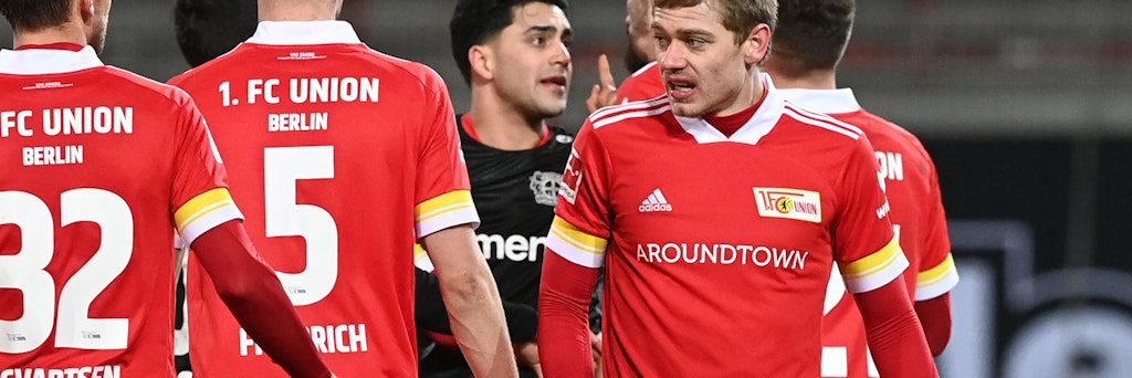 Florian Hübner - hier verdeckt hinter Julian Ryerson (r.) - soll Leverkusens Nadiem Amiri beleidigt haben. Sorgte für Diskussionen nach dem Abpfiff. 