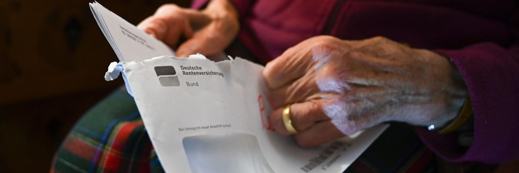 Laut Matthias W. Birkwald, dem rentenpolitischen Sprecher der Linken, liegt die durchschnittlich ausgezahlte Rente in Deutschland bei nur 1048 Euro.