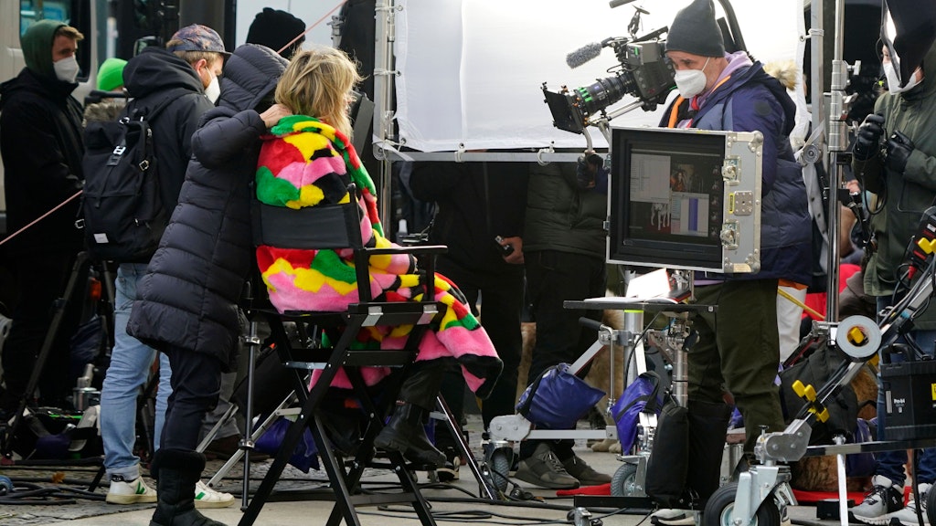Die Crew von Germanys Next Topmodel dreht mit Heidi Klum vor dem Hotel Adlon in Berlin.