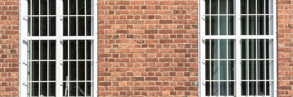 Vergitterte Fenster an einem Gebäude (Symbolbild).