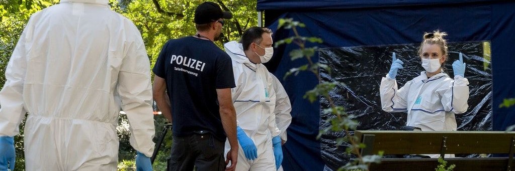 Ermittler und Spurensicherer im Kleinen Tiergarten, wo ein Tschetschene erschossen wurde.