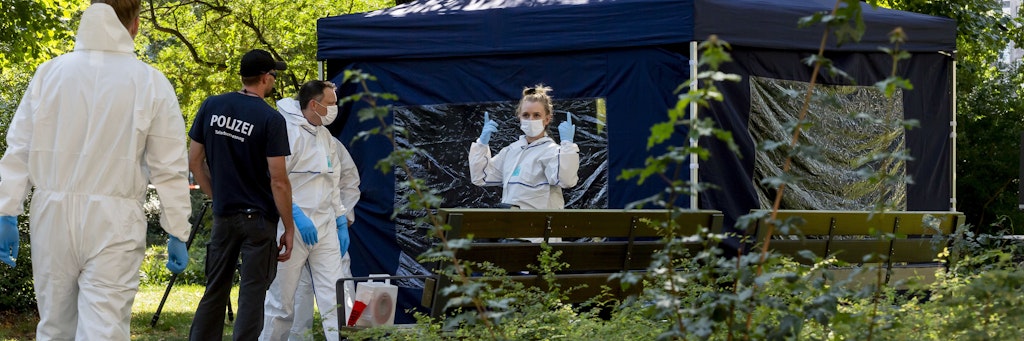 Beamte Mordkommission und der Spurensicherung nach einem Mord an einem Tschetschenen im Kleinen Tiergarten: Ab jetzt müssen sie einen Parkschein ziehen.