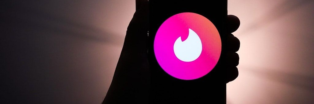 Tinder (Logo im Bild) und Bumble sind bekannte Dating-Apps.