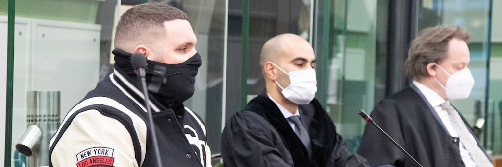Ist ein Rapper, sah im Gericht aber eher wie ein Rocker aus: Fler (li.).