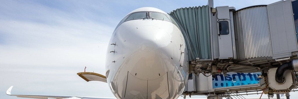 Ein Flugzeug steht auf dem Flughafen München (Symbolbild).