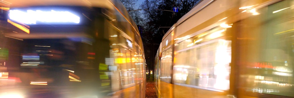 Eine Straßenbahn der Linie 8 erfasste den Fußgänger in Marzahn.