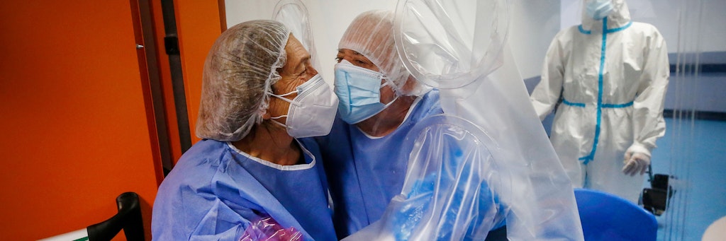 Alida und Salvatore hatten ihren 50. Hochzeitstag. Im „Umarmungszelt“ im New Castelli’s Hospital bei Rom konnten sie sich nahe sein, trotz seiner Corona-Erkrankung.