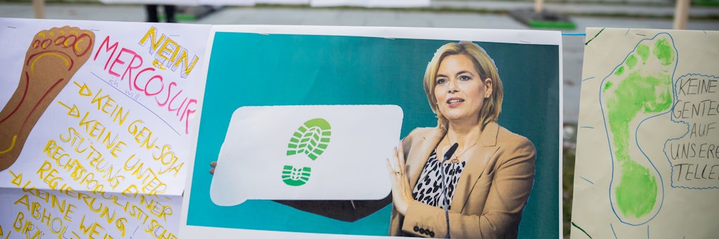 Ein Foto von Agrarministerin Julia Klöckner (CDU) hängt bei einem Protest unter dem Motto „Wir haben es satt!“ gegen die aktuelle Agrar- und Ernährungspolitik Deutschlands am Bundeskanzleramt.