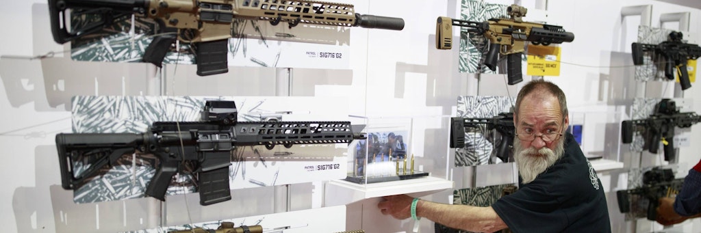 Ein Mitarbeiter „schmückt“ vor einem Kongress der NRA 2019 in Indianapolis die Veranstaltungshalle.
