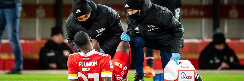 Sheraldo Becker wird noch auf dem Platz untersucht. Doch es half nichts, der Niederländer musste mit einer Verletzung raus.