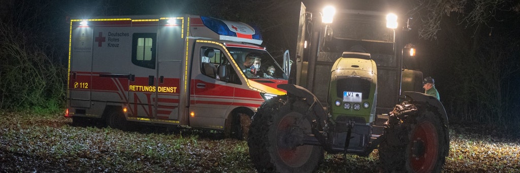 Rettungseinsatz mit Traktor auf einem Feld (Symbolfoto)