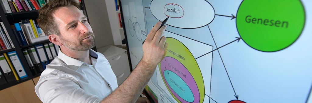 Pharmazie-Professor Thorsten Lehr hat einen Covid-Simulator entwickelt, der die Corona-Entwicklung voraus berechnen kann.