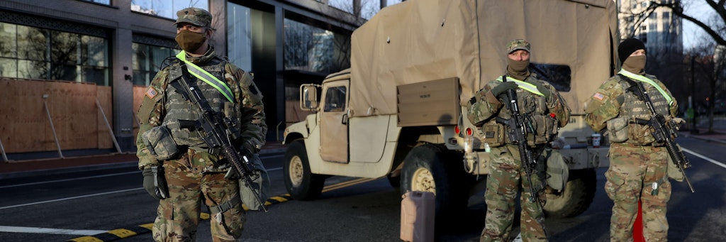 Nationalgardisten sperren eine Straße in Washington - 20.000 Soldaten sind in der US-Hauptstadt im Einsatz.