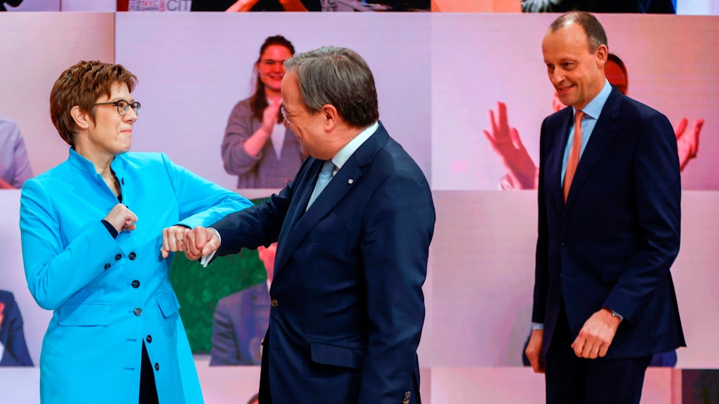 Annegret Kramp-Karrenbauer gratulierte Corona-gemäß ihrem Nachfolger Armin Laschet. Friedrich Merz (r.) war bei seinen zwei Kandidaturen um den CDU-Chefposten beiden unterlegen.