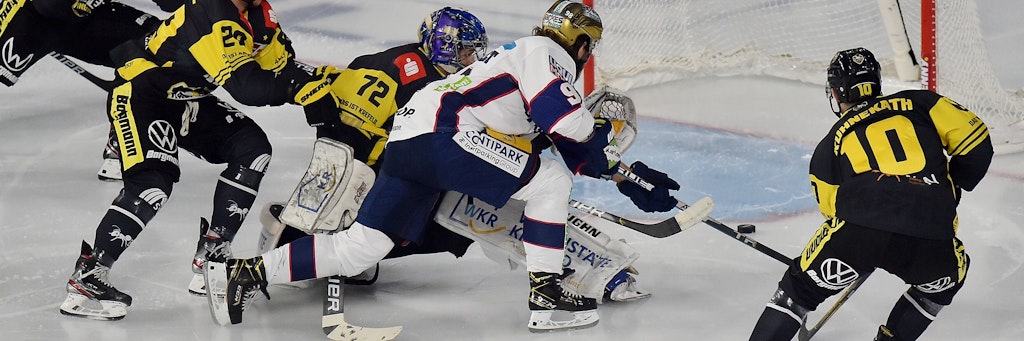 So kann man das mal machen: Kris Foucault trifft nach 11 Sekunden zum 1:0 für die Eisbären.