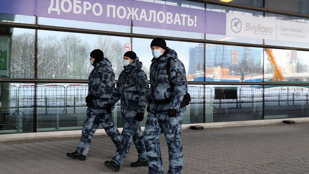 Spezialkräfte am Flughafen in Moskau – dort wird Putin-Gegner Alexej Nawalny am frühen Abend erwartet. 