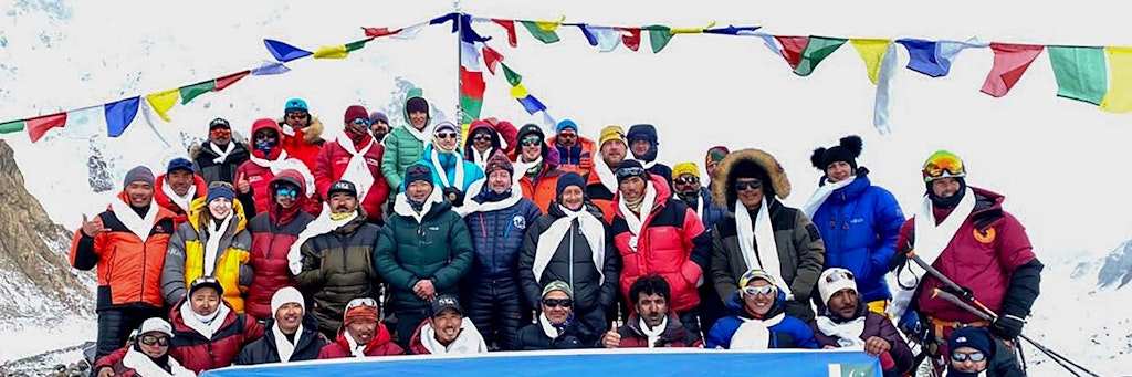 Stolz nach der Bergbesteigung des K2: Die Bergsteiger und ihr Team. 