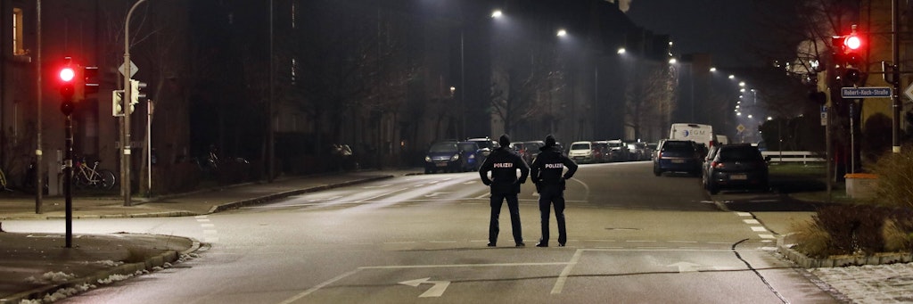 Polizisten kontrollieren die nächtliche Ausgangssperre in Burghausen – in Bayern gilt bereits ein solches Ausgehverbot.