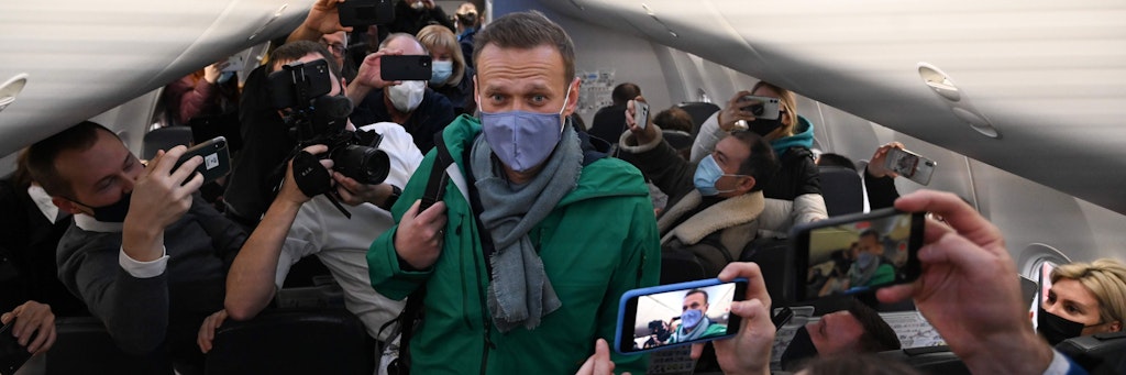Der russische Oppositionelle Alexej Nawalny stieg zusammen mit seiner Ehefrau Julia in die Maschine nach Moskau ein. 