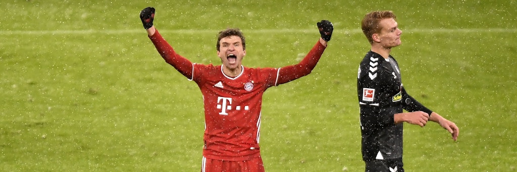 Thomas Müller jubelt über sein Siegtor zum 2:1 gegen Freiburg. Bayern hat jetzt vier Punkte Vorsprung auf Leipzig. 