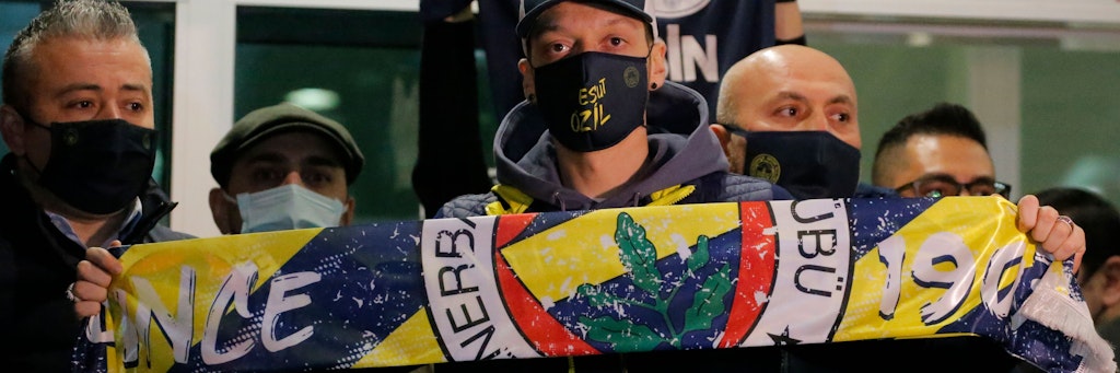 Das Fotoshooting mit personengebundener Maske und Fenerbahce-Schal klappt schon prima: Mesut Özil nach seiner Ankunft in Istanbul.