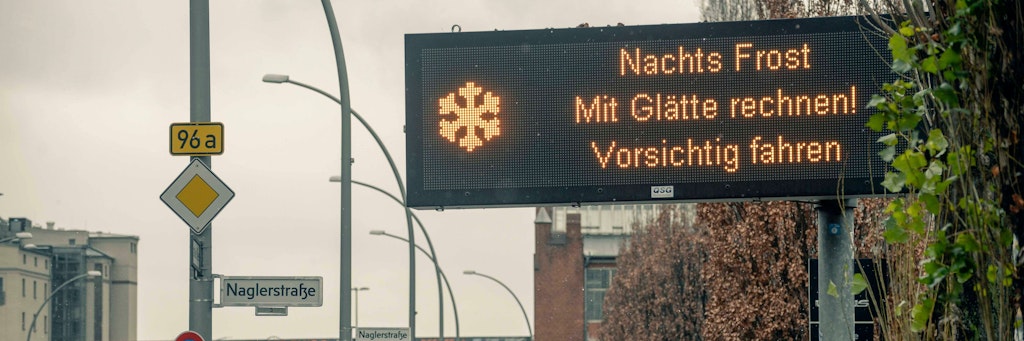 An der Stralauer Allee warnt ein Schild vor Frost.