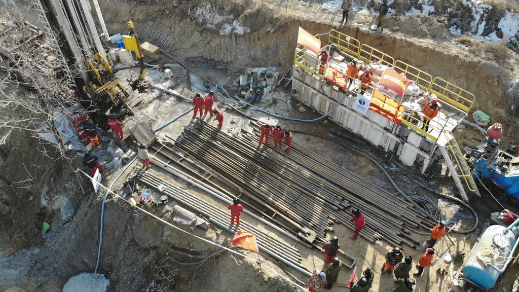 Diese Luftaufnahme zeigt Rettungskräfte, die ein Loch am Explosionsort einer Goldmine in Qixia nahe Yantai (Provinz Shandong) bohrten.