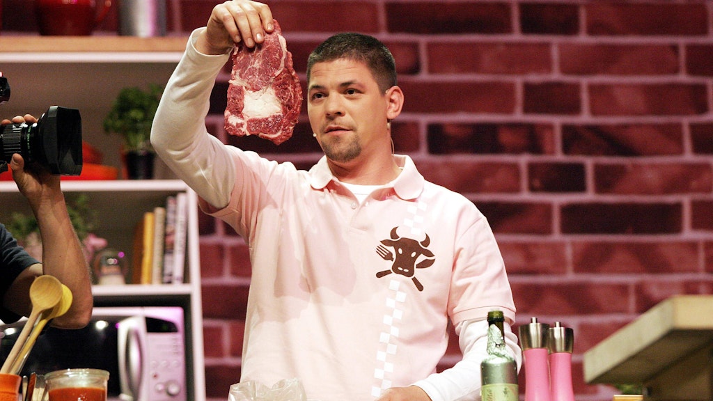 Fernsehkoch Tim Mälzer beobachtet im Mai 2006 während seiner Kochshow „Auf die Faust“ im Tempodrom Berlin ein Steak. 
